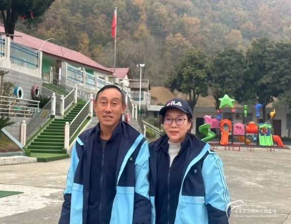 一场爱的相拥1 - 中华支教与助学信息中心 - 1.jpg
