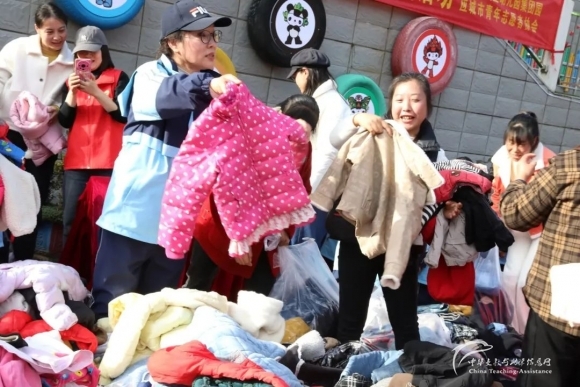 一场爱的相拥2 - 中华支教与助学信息中心 - 5.jpg